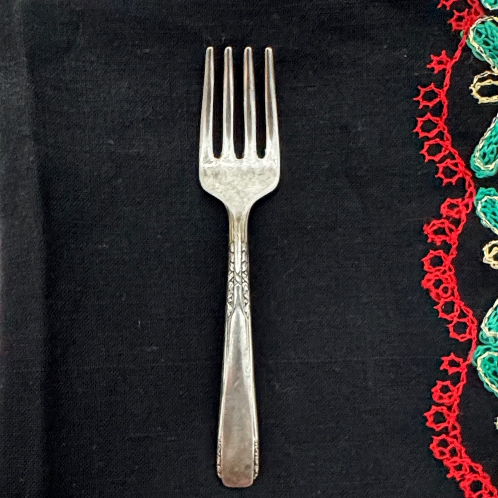 Vintage Oneida 4” fork maybe even antique from 1900’s (mlb)